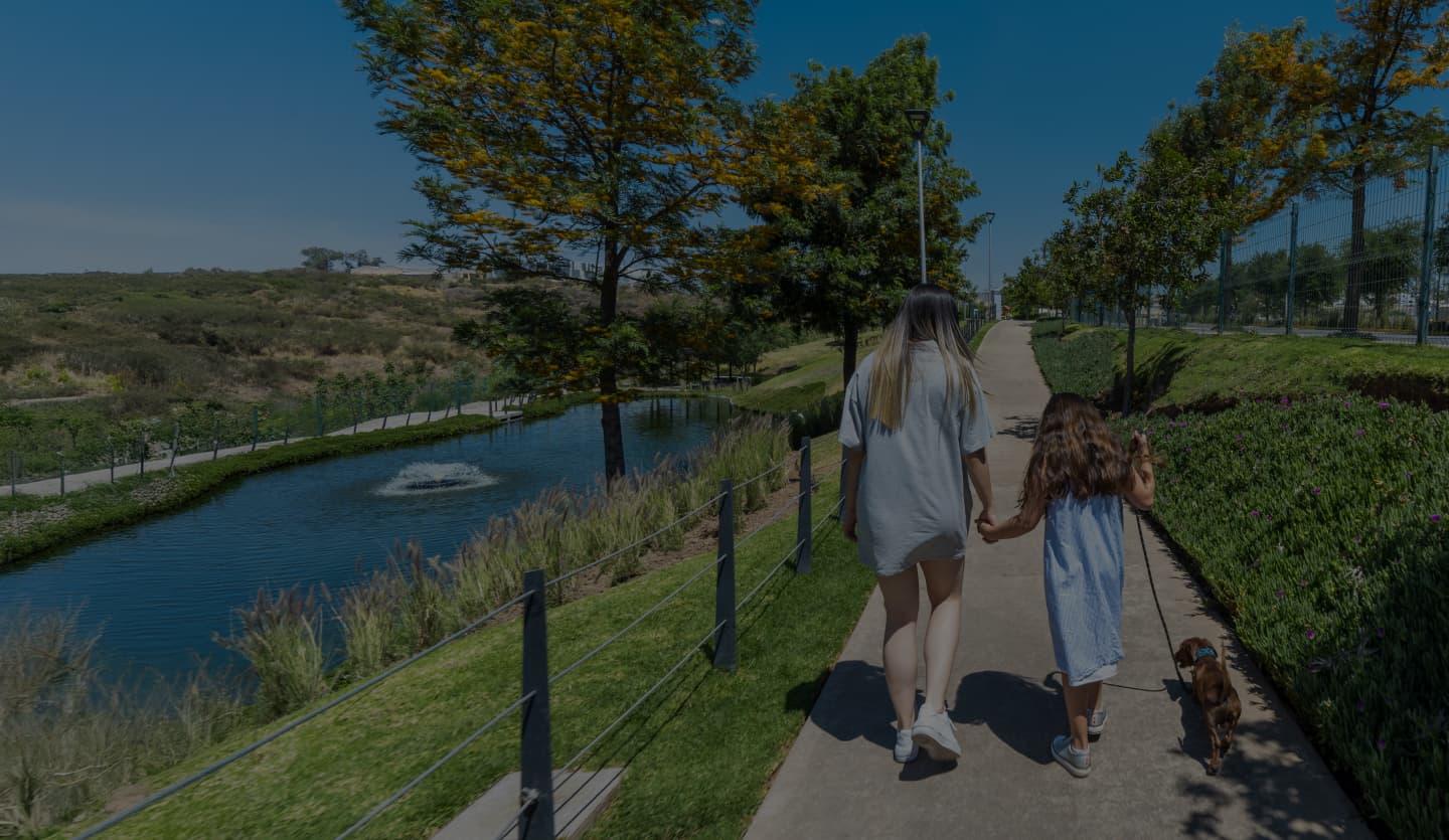 Capital Norte: familia paseando por las áreas verdes y el lago de la comunidad
